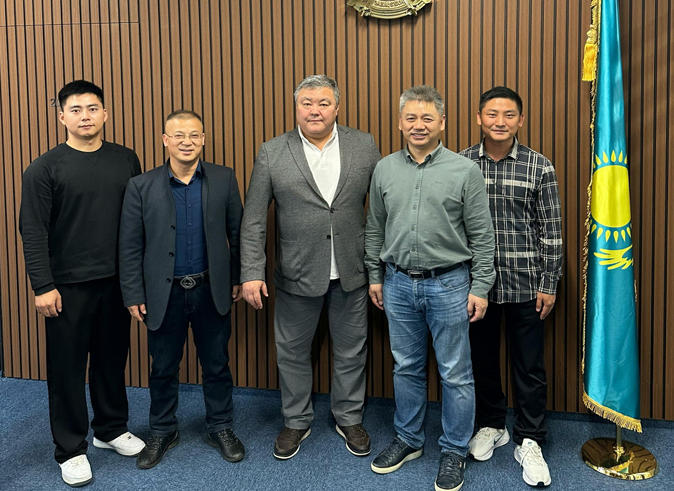 美自然同哈国代表相互考察